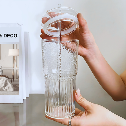 Vasos de Vidrio con Tapa y Popote. Set de Vasos Acanalados para Café Frío, Té Helado, Soda, Frappé, Cold Brew. Modernos, Elegantes (2 x 600 ml)